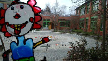 Der Blick aus einem Klassenraum in einen Innenhof der Viktor-Frankl-Schule