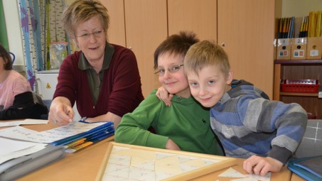 Zwei Schüler und ihre Lehrerin im Mathematikunterricht